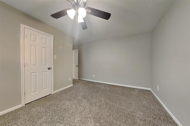 Building Photo - 9915 Tulip St
