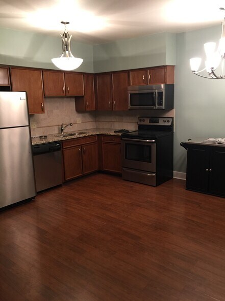 Building Photo - 208 Reinhard Ave