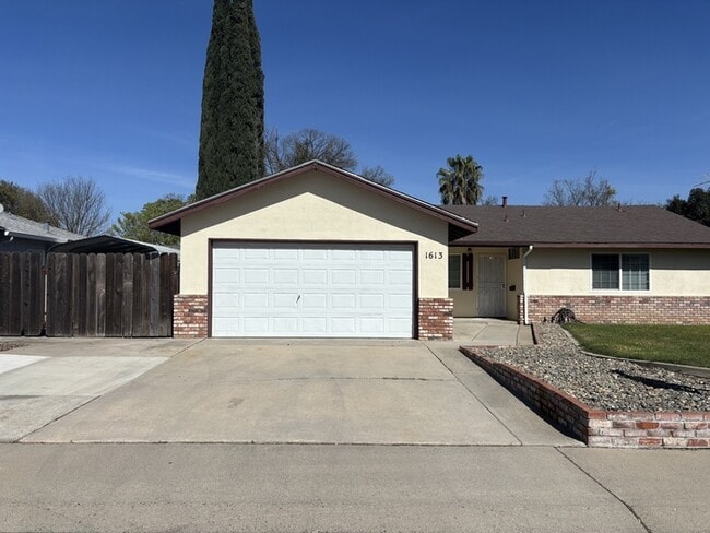 Building Photo - 1613 San Carlos Ln