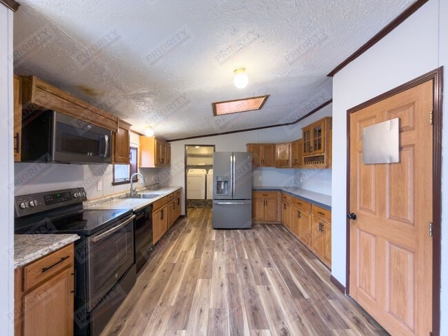 Building Photo - Spacious 4 bedroom single family home