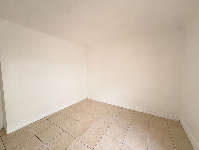 Building Photo - 1830 Maravilla Ave