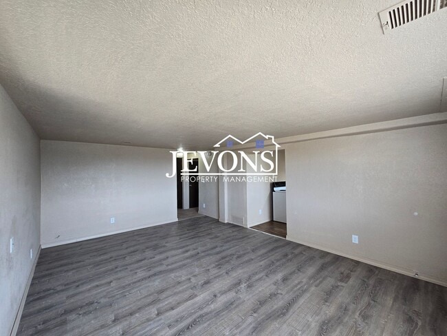 Building Photo - 4210 E Hillcrest Dr