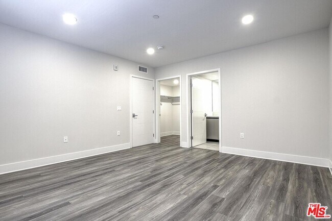Building Photo - 5030 Rosewood Ave