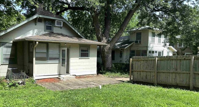 Building Photo - Don't Miss Out on this beautiful bungalow!
