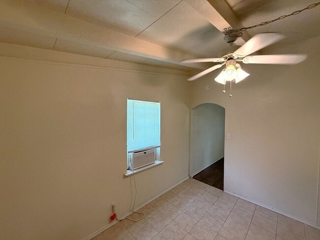 Building Photo - 2 Bed/ 1.5 Bath with a bonus area in Kille...