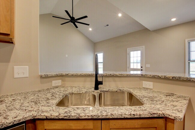 Building Photo - 102 Riverbend Dr