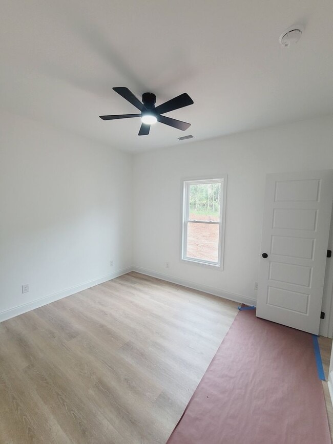 Building Photo - Beautiful new built three-bedroom, two-bat...