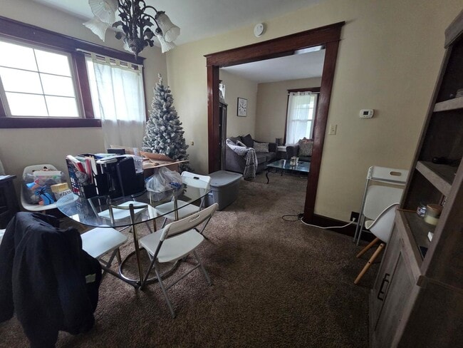 Building Photo - 3 Bedroom 1-bathroom single family 2 story house