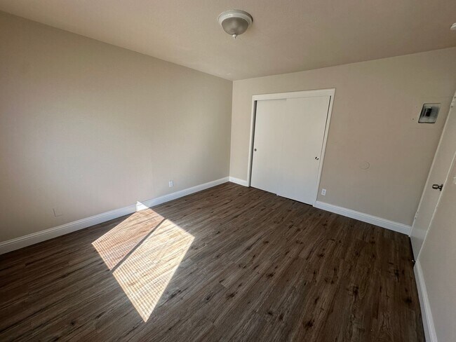 Building Photo - 1316 Hobart Dr