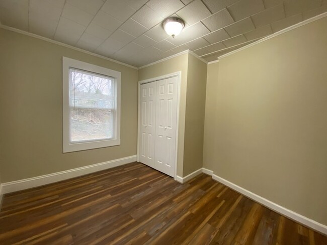 Building Photo - 2 Bedroom, 1 bath home with conditioned ba...