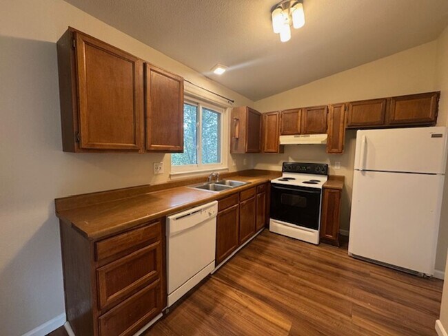 Building Photo - 4-Bedroom Home with 2-Car Garage close to ...