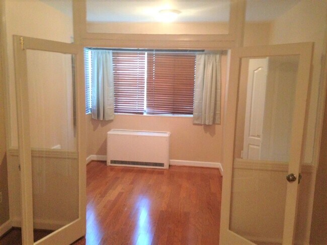 Building Photo - Spectacular Scott Circle Solarium Studio A...