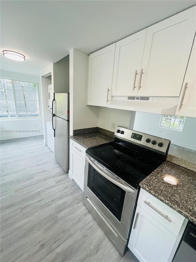 Building Photo - 950 Bay Dr