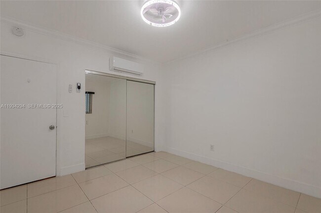 Building Photo - 1560 NE 127th St