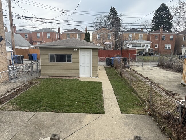 Building Photo - 6541 N Kedzie Ave