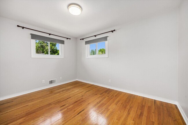 Building Photo - 1612 W 15th St
