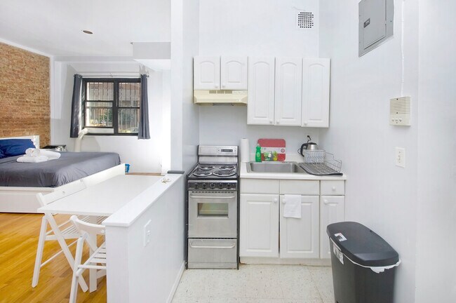 Building Photo - 215 B E 95th St