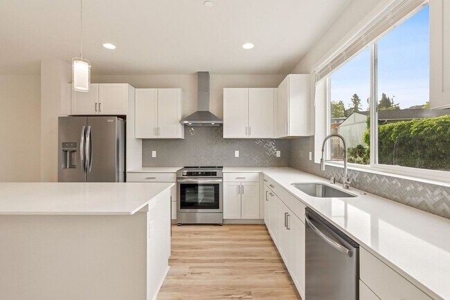 Building Photo - 4 Bedroom 3 Bath Stunning Brand New Town H...