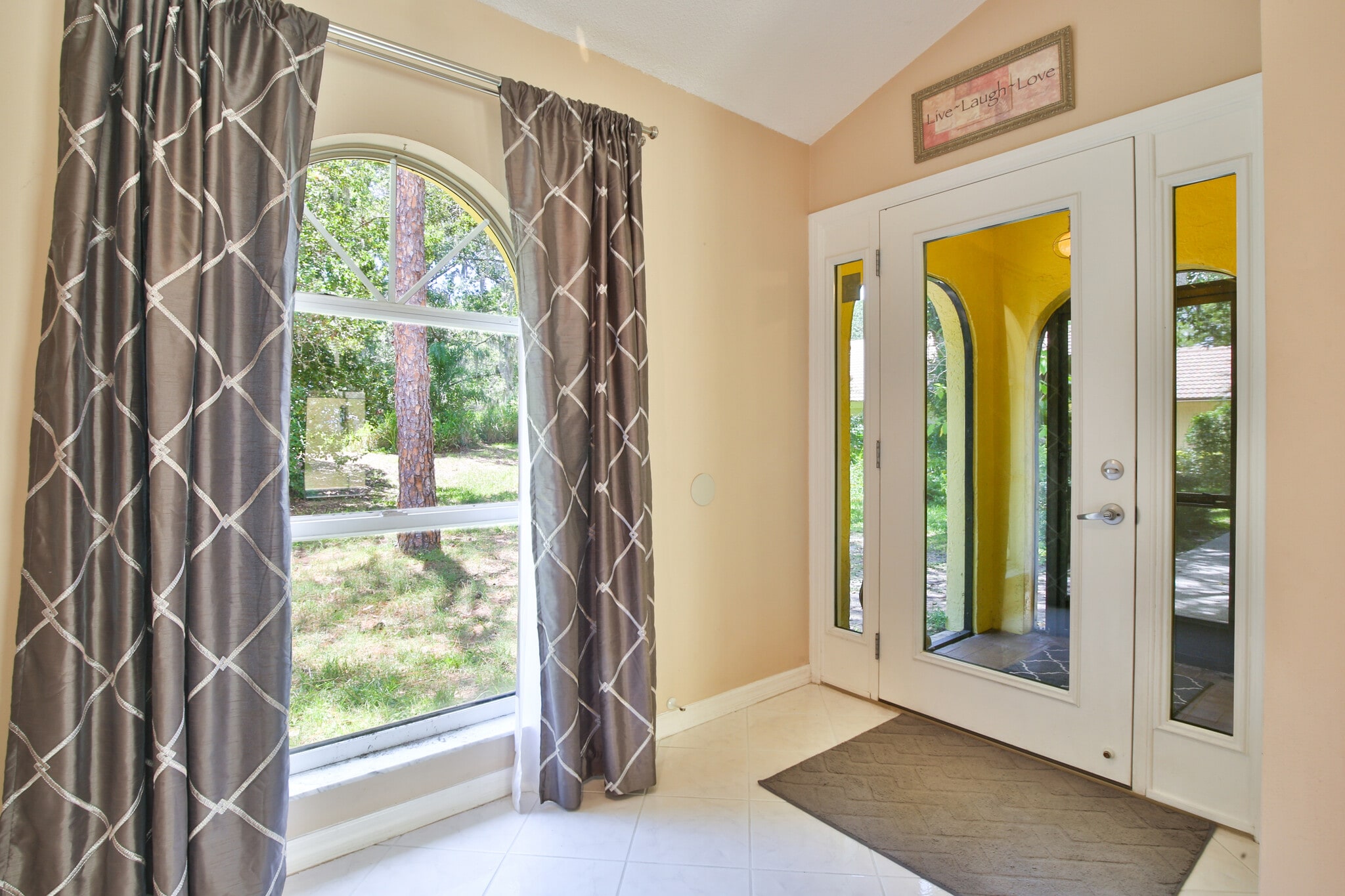 Home entry foyer - 4700 Tivoli Ave
