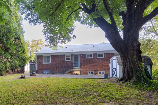 Building Photo - 50's Rambler with 5 BR & 3 BA in One of the Best Locations in Arlington