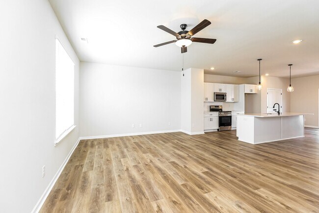Building Photo - Beautiful 4BR 3.5BA Townhome w/ Full Appliance Kitchen Garage Parking in University