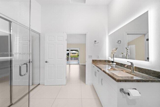 Building Photo - 1412 NE 53rd Ct