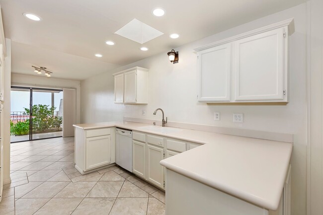 Building Photo - Gorgeous 2 bedroom, 2 bath in the hills ab...