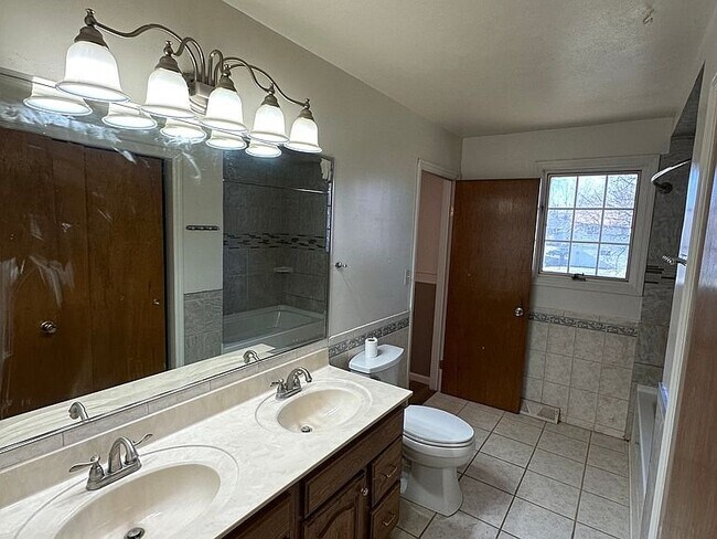 Building Photo - 3821 N Laramie St