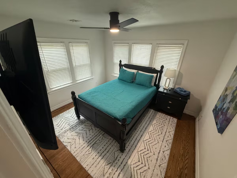 Building Photo - 1233 NE 14th St