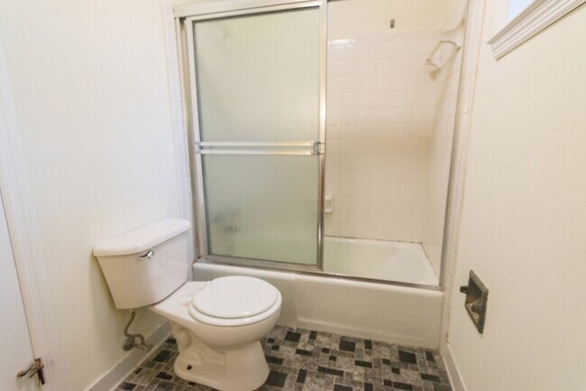 Building Photo - 140 Saxon Woods Dr