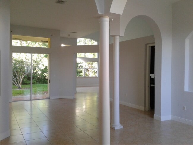 Building Photo - 5011 Pinecreek Pl