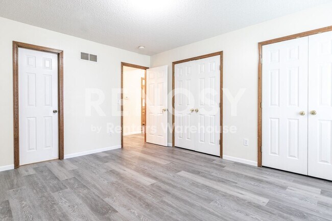 Building Photo - Cute 3 Bed, 2 full bath Townhome in Liberty