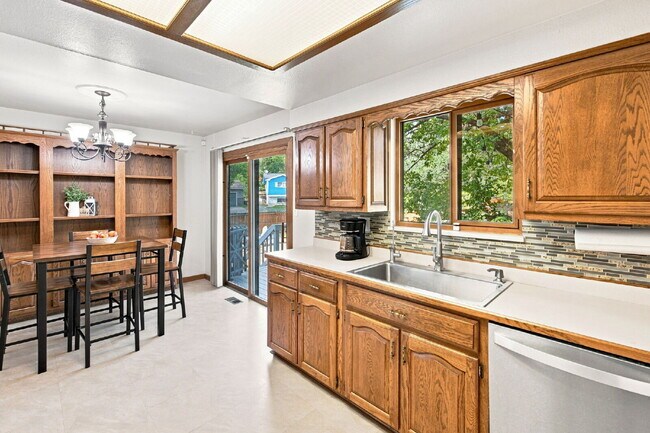 Building Photo - Beautiful 4BED/2BA Tri-Level Home in Widefield Country Club Heights