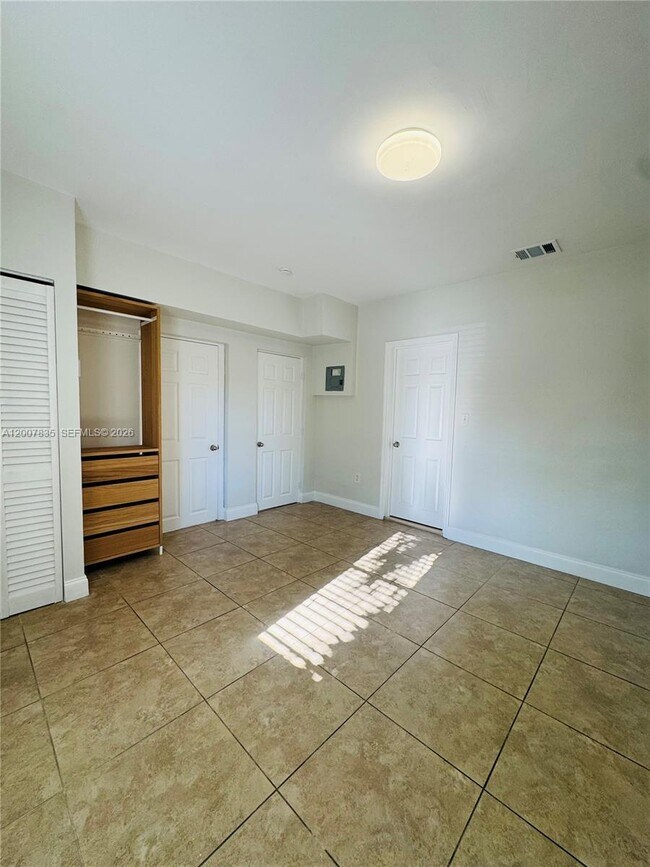 Building Photo - 2816 Pine Tree Dr