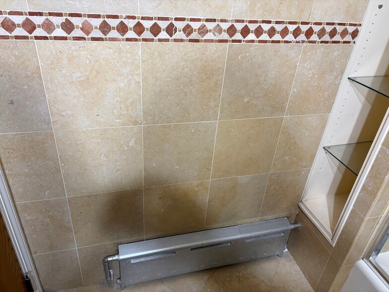 Bathrm - 3055 32nd St