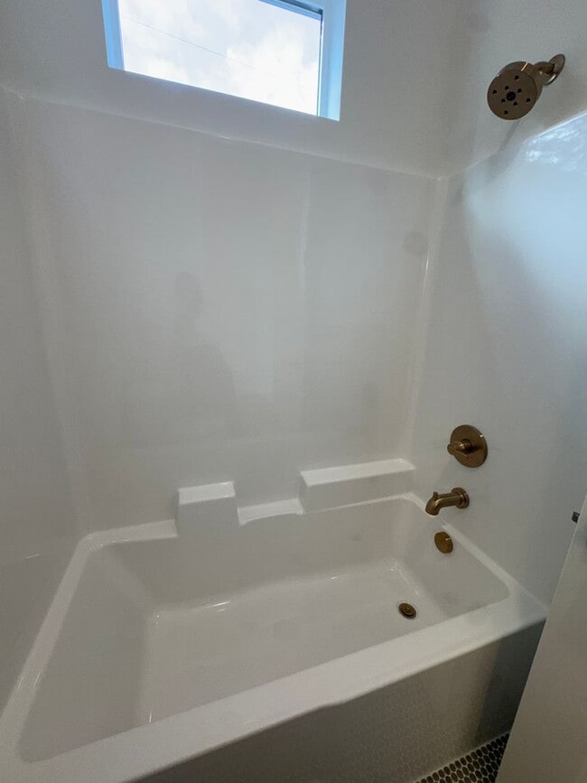 Building Photo - L0652-2