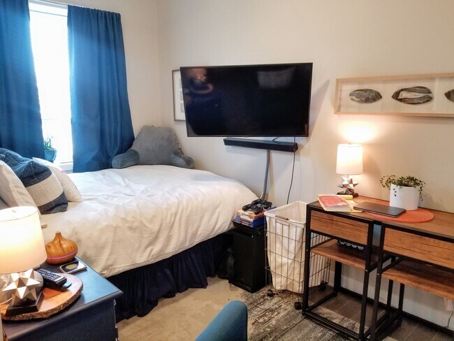 Building Photo - New Micro Studio in Lincoln Park