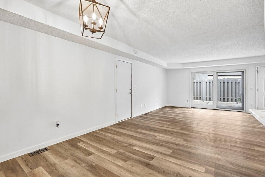 Building Photo - 18669 Clear View Ct