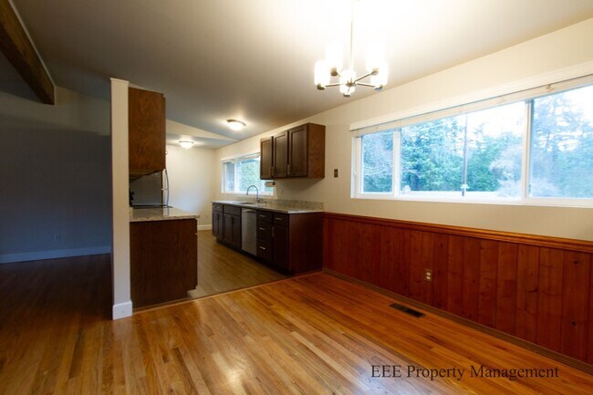 Building Photo - Bellevue Home in Phanton lake Area