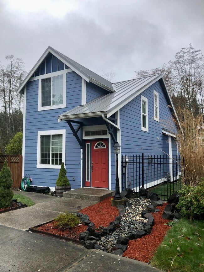 Building Photo - 3 Bedroom Townhouse in Poulsbo