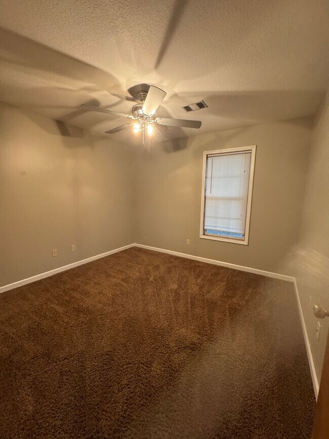 Building Photo - 3 Bed / 2 Bath Available Now