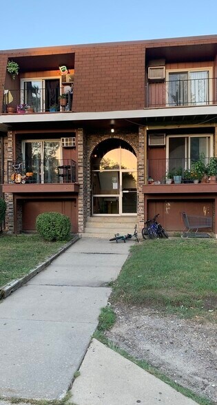 Front - 570 Mesa Dr
