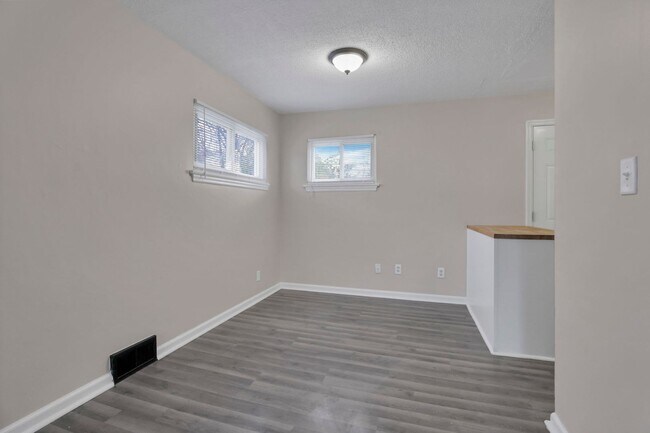 Building Photo - 898-900 Racine Ave