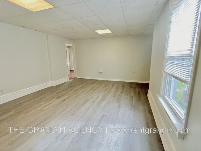 Building Photo - 642 Elm Ave SE
