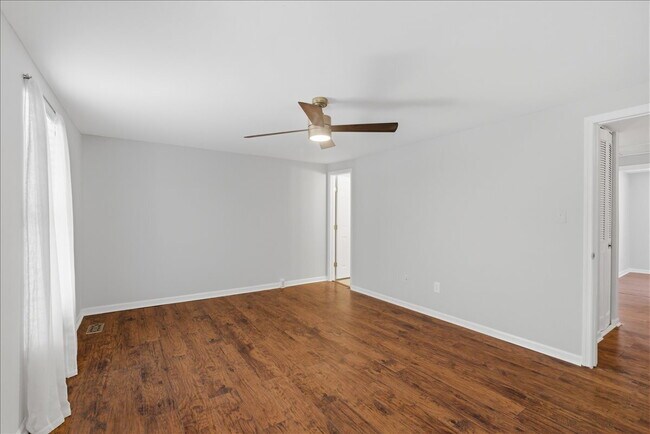 Building Photo - Updated 3BR / 2.5BA Townhome in Summit Chase – Over 1,900 Sq Ft with Deck & Fenced Patio!