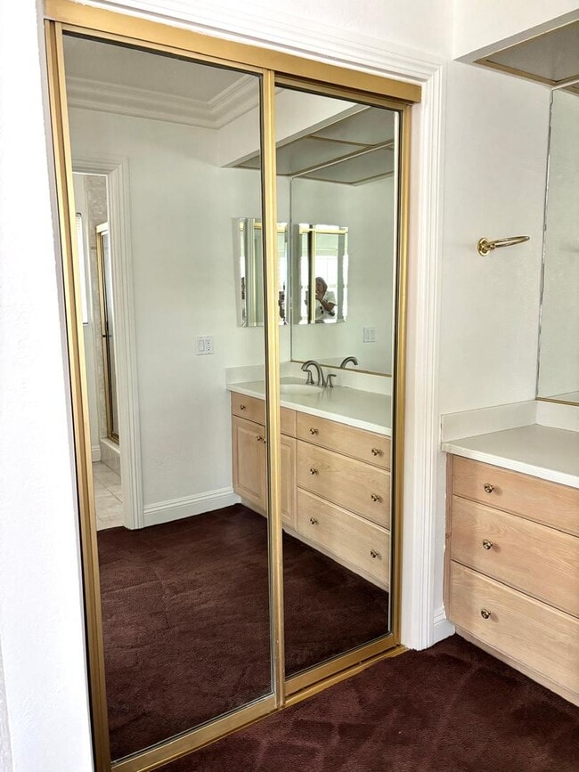Building Photo - Welcome to this stunning 2 bedroom 2.5 bat...