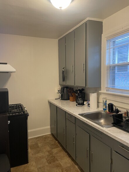 Building Photo - 826 N Aurora St