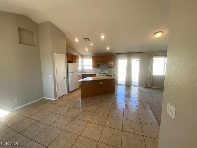 Building Photo - 2616 W El Campo Grande Ave