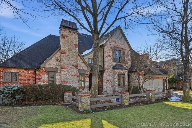 Building Photo - Exquisite custom home with high end finishes located in the gated community of Maple Ridge Village