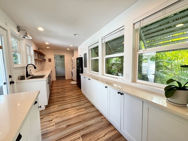Building Photo - Available Now! 3 BED, 2 BATH HOME w/ UTILI...